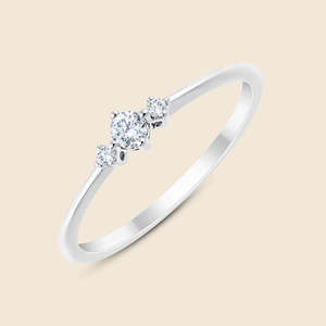 Petite bague triple fine en or massif 14 carats avec diamants ronds de laboratoire de 1,00 carat, pureté F-VS, idéale pour mariage, fiançailles ou soirée. - Product Image 2