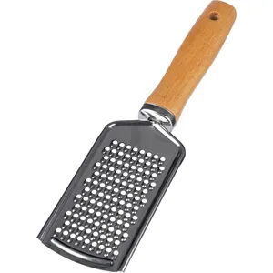 Grattugia in Legno Personalizzata Morwenna, Utensile da Cucina - Product Image 1