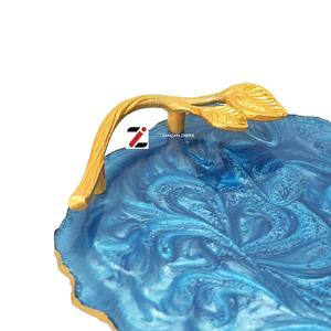 Bandeja Decorativa de Resina Epoxi Azul Océano con Elegante Asa Dorada, Diseño Geométrico Moderno, Horizontal, Multiusos, para Aperitivos y Queso - Product Image 4