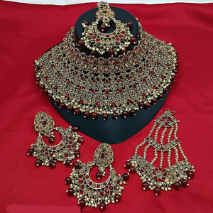 Ensemble de collier ras du cou plaqué or avec pierres autrichiennes et perles, bijoux traditionnels de créateur pour les mariées modernes et le glamour festif - Product Image 3