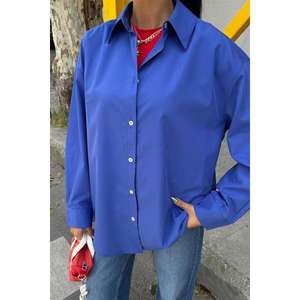 เสื้อเชิ้ตผ้าป๊อปลินทรงโอเวอร์ไซส์คลาสสิก 3421 ดีไซน์เรียบง่ายทันสมัย - Product Image 1