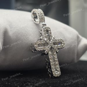 จี้เพชรโมอิสซาไนต์ทรงกลมและทรงบาแกตต์แบบ Iced Out Cross Design  วัสดุเงินแท้ 925 สไตล์ฮิปฮอปสุดหรู ทำด้วยมือ - Product Image 2