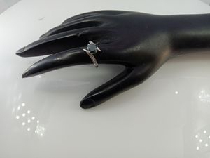 Anillo de Compromiso Solitario con Diamante Natural Azul y Blanco de Moda JEWELSPAARK, Oro Blanco Sólido de 10k - Product Image 6