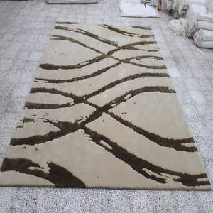 Alfombra hecha a mano duradera y de felpa - Product Image 1