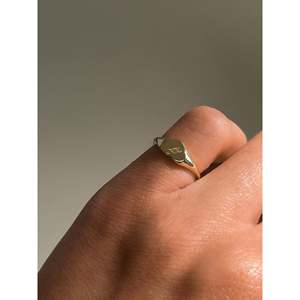 Anillo de sello con corazón chapado en oro de 18 quilates y oro rosa, estilo casual y moderno con engaste invisible, regalo perfecto. - Product Image 3