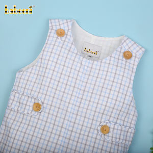 ชุดเอี๊ยมขาสั้นเด็กผู้ชายลายสก็อตสีแทนสุดหรูสำหรับฤดูร้อน ผลิตตามสั่งได้ ปรับแต่งได้ ผลิตด้วยผ้าสแปนเด็กซ์/คอตตอน ปักลายด้วยมือ ได้รับการรับรองมาตรฐาน OEKO-TEX - Product Image 2