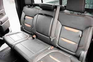 G-M-C Si-e-rra 3500HD AT4 2020, Cabina Doble, 4WD, Interior de Cuero Oscuro, Volante a la Izquierda, Caja de Cambios Automática, Tamaño de Neumáticos R16, con Cámara Trasera - Product Image 3