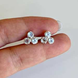 Pendientes de Plata de Ley 925 con Tres Puntos Redondos de Aguamarina Azul Estilo Costero, Regalo Sorpresa para Cumpleaños de Marzo - Product Image 2