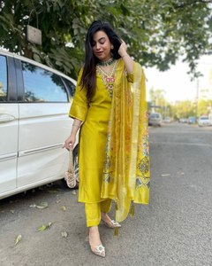 Conjunto de Kurti, Pantalón y Dupatta de Seda Georgette con Bordado Intenso, Largo hasta la Rodilla, Listo para Fiesta, Disponible en Stock - Product Image 3