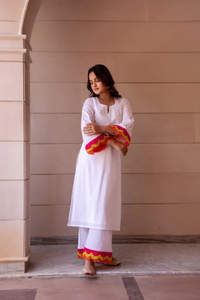 ชุดเซ็ตผ้าฝ้ายสีขาวพร้อมแขนเสื้อปักลายออร์แกนซ่าหลากสี ชุดคุर्ตาปักลายพร้อมกางเกงขายาวสำหรับผู้หญิง - Product Image 3