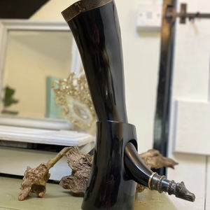 Cuerno Vikingo para Beber, Tallado a Mano en Cuerno de Búfalo, Ecológico, con Elementos Religiosos para Exhibición, Copa Medieval Única de la India - Product Image 1