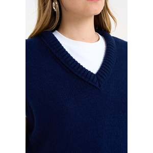 Pull uni à col en V bleu marine - Product Image 3