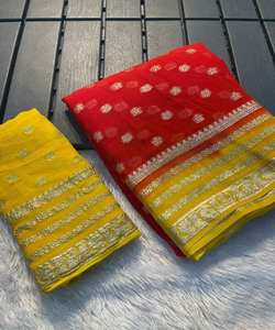 Saree de mariée en velours avec dentelle et détails floraux - Product Image 4