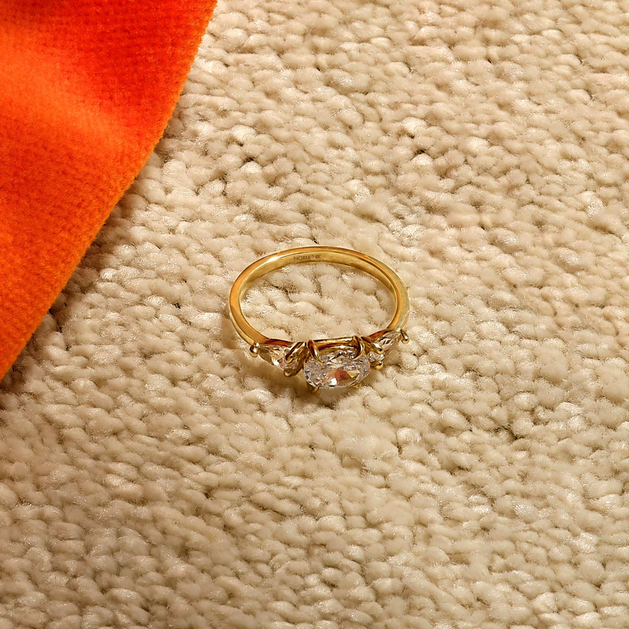 สีเหลืองทอง