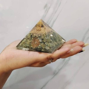 Pyramide d'Orgone Dynamique MOP01 en Copeaux de Cristal Naturel Faits à la Main, Labradorite, Protection EMF, Pierre de Guérison en Cuivre, Noël - Product Image 3