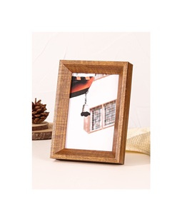 Marco de fotos de madera pulida y lisa para una presentación de imágenes refinada en interiores del hogar con una superficie brillante y un toque elegante. - Product Image 2
