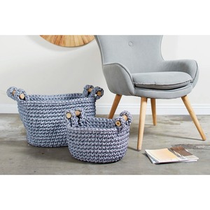 Panier en fibre tissé à la main gris avec poignée en bois, idéal pour le rangement à domicile, la décoration et l'utilisation quotidienne, en provenance d'Inde - Product Image 2