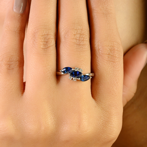 Anillo de Tres Piedras con Zafiro Azul y Diamantes en Engaste de Puntas, Colección Moderna, Oro Real de 14K, Joyería de Piedra Natal de Septiembre - Product Image 4