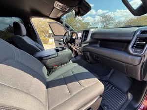 MÁS VENDIDO EN 2023 R-AM 1-500 CREW CAB 4X4 TRADESMAN TRANSMISIÓN AUTOMÁTICA ASIENTOS DE CUERO - Product Image 4