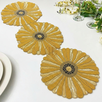 Chemin de table en perles de verre avec fleurs blanches et feuilles vertes, décoration artisanale pour l'hôtellerie et les tables à manger