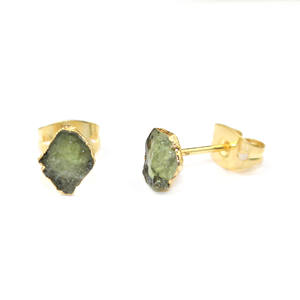 August Birthstone Boho Peridot Gold Pendientes de tuerca galvanizados Cuarzo áspero natural en oro - Product Image 2