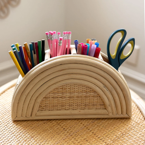 Porte-stylos en rotin arc-en-ciel, organisateur bohème en rotin naturel fait à la main, accessoire de bureau pour enfants - Product Image 4