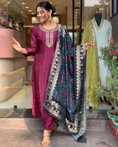 Présentation de nouveaux vêtements de fête de créateurs Look haut bas et Dupatta avec broderie de cordon de séquence lourde travail vêtements traditionnels - Product Image 1