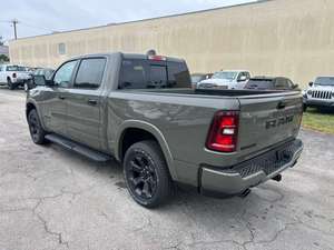 MEILLEURE VENTE 2026 1500 Crew Cab Bighorn Night Edition 4x4 3.0L Hurricane 8 vitesses À 420bhp - Product Image 2