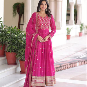 Traje de Vestido Largo con Dupatta de Faux Georgette, Manga Larga, con Bordado Enriquecido con Lentejuelas y Hilo Zari - Product Image 1