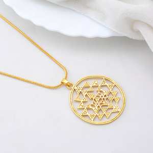 Collar con colgante Sri Yantra chapado en oro de latón, diseño de Geometría Sagrada, joyería de meditación de Yoga espiritual para mujer - Product Image 1
