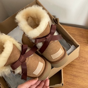 Bottes de neige sur mesure pour femmes, fabriquées en laine douce et chaude de qualité supérieure avec matériau antidérapant, bottes d'hiver en coton - Product Image 1