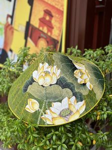 Chapeau conique en feuille de lotus, chapeau traditionnel vietnamien fait à la main pour souvenir et décoration - Product Image 2