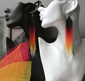 Pendientes de cuentas Rojas fuego de calidad de lujo Pendientes de flecos Pendientes largos de ombre Pendientes de cuentas de semillas colgantes rojos negros - Product Image 1