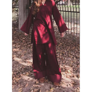 Conjunto de Dos Piezas Farshi Shalwar Color Granate para Mujer, Top y Pantalón de Tela Satinada de Manga Larga - Product Image 1