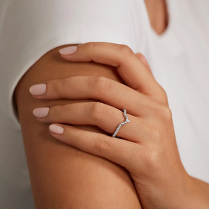 แหวนเพชรโมอิสสีเงิน925หรูหราพร้อมเส้นโค้งที่สง่างามเหมาะสำหรับโอกาสโรแมนติกและการหมั้น - Product Image 3