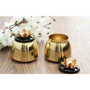 Pot de bougie en métal de conception fantaisie avec couvercle de bouton de fleur pots de bougie ronds décoratifs de couleur or de table de maison et de mariage - Product Image 1