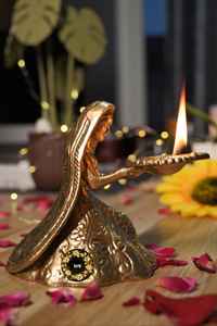 Figure de dame magnifiquement conçue tenant diya symbolisant la tradition et la grâce pour la décoration de Diwali et les cadeaux de mariage - Product Image 2