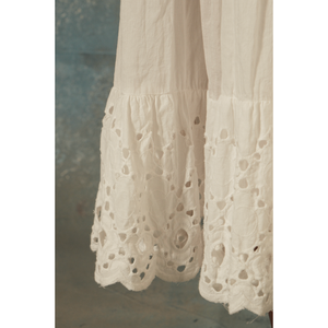 Vestido de Fiesta AMVI Blanco con Encaje, Cuello Halter, Volantes y Lazo Decorativo, Tallas XS-XXL, Largo Maxi, Suministro ODM, Forro de Spandex a Rayas y Liso - Product Image 6