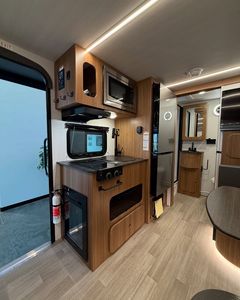 Caravane miniature Reignn pour 4 personnes, en aluminium léger, design moderne avec plancher en bois et éclairage LED - Product Image 4