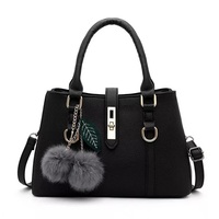 Sac à main en cuir pour femme, design tendance avec décoration florale par Maximize Wear
