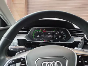 NEAT 2020, e-tron 50 I, Bajo kilometraje, Transmisión automática, Techo solar panorámico, Luces LED, Luces diurnas LED - Product Image 6