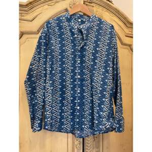 เสื้อแฟนหนุ่มรูปทรงเรขาคณิตสีครามองค์ประกอบแฟชั่นที่เรียบง่ายในผ้าชีฟอง - Product Image 1