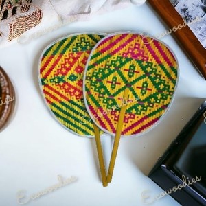 พัดไม้ไผ่สานมือ Ecowoodies สำหรับฤดูร้อน สีเหลือง เขียว ชมพู สีสันสดใส สวยงาม ทอมือ  แบบเรียบง่าย ทันสมัย  สามารถสลักชื่อได้ - Product Image 2