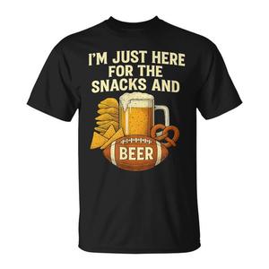 T-shirt promotionnel « Je suis juste là pour les collations et la bière, football » - Product Image 1
