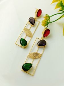Pendientes Colgantes Chapados en Oro con Piedras Rojas, Verdes y Moradas, Joyería Moderna Hecha a Mano para Mujer - Product Image 3