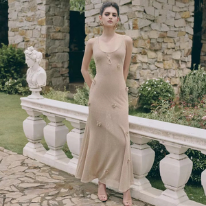 เดรส Dune ผ้าถักสำหรับวันหยุดฤดูร้อน ทรงเข้ารูปยาว แบรนด์ท้องถิ่นจากเวียดนาม - Product Image 1