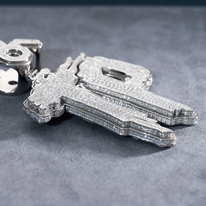 Collier pendentif personnalisé de luxe en alliage plaqué or avec diamants CZ glacés - Product Image 4