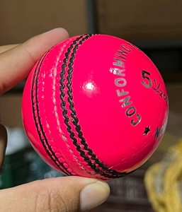 Haute qualité 156g Match balle de Cricket couleur rose meilleure qualité balles de Cricket utilisées cricket - Product Image 3