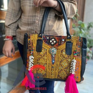 กระเป๋าถือปักลายแบบดั้งเดิมทำมือจากอินเดีย กระเป๋าช้อปปิ้งสไตล์วินเทจสำหรับผู้หญิง กระเป๋าโท้ทสไตล์โบฮีเมียนฮิปปี้ประดับพู่และเปลือกหอย - Product Image 1