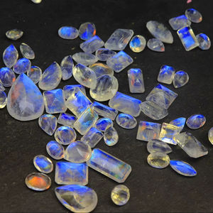 Piedras preciosas genuinas de piedra lunar arcoíris, bien pulidas, de formas variadas, con destellos azules, para joyería. - Product Image 1